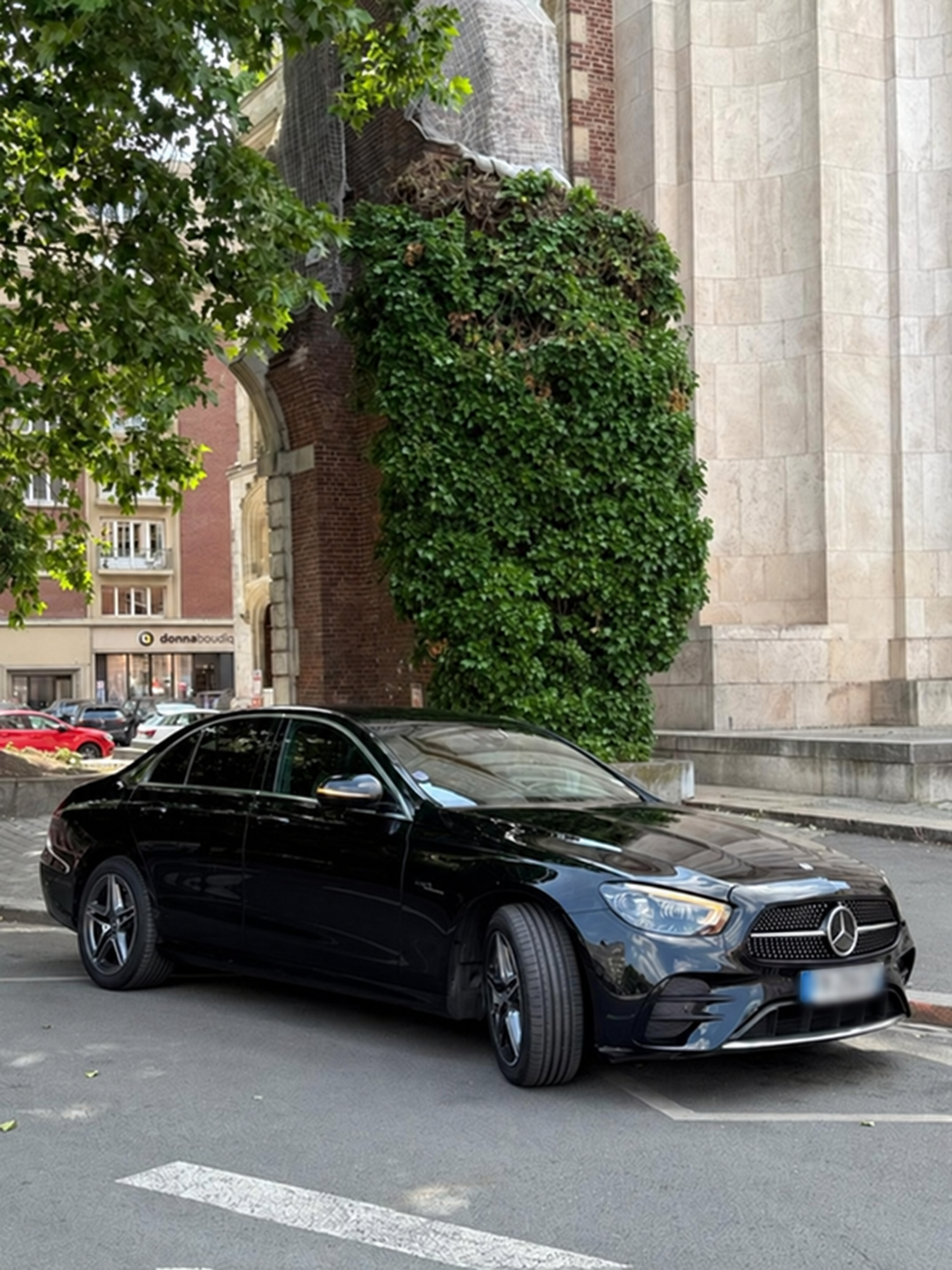 Berline noire avec chauffeuse VTC à Lille